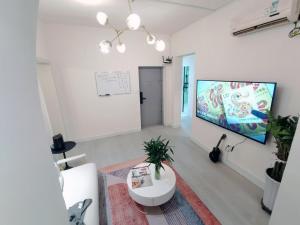 a room with a flat screen tv and a table at Explore Chengdu Flavors Chunxi Branch Panda Climbing the Wall in Chengdu +15 photos