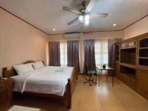 a bedroom with a bed and a ceiling fan at Tawan Shine in Chiang Rai