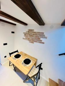 a dining room with a wooden table and chairs at Brisa Vis Studio in Vis