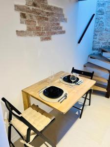 a table with two chairs and a table with glasses on it at Brisa Vis Studio in Vis +28 photos