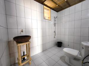 ein Badezimmer mit Waschbecken und Toilette in der Unterkunft Bel Ami in Ouidah