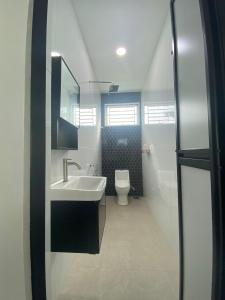 un bagno con lavandino e WC di Ras Garden Homestay a Kampong Larak Altre 10 foto