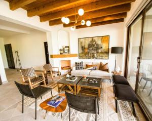 ein Wohnzimmer mit Sofa und Tisch in der Unterkunft Apartment Buganvilia in San Miguel de Allende