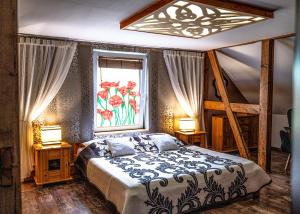 a bedroom with a bed and a window with flowers at Apartament Agro&Art in Płocin