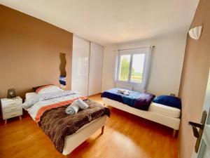 Un dormitorio con dos camas y una ventana. en Villa des 14 oliviers Piscine et Spa, en Le Luc 42 fotos más