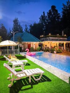 パクチョンにあるSuksaby khaoyai บ้านพักสุขสบาย เขาใหญ่のラウンジチェア付きのスイミングプール、スイミングプール