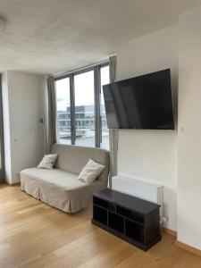 Μια τηλεόραση ή/και κέντρο ψυχαγωγίας στο Modern rooftop studio - Terrace, Coffee, Wifi
