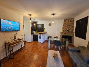 Una sala de estar con un sofá y una chimenea. en Ohanes tu descanso, en Ohanes