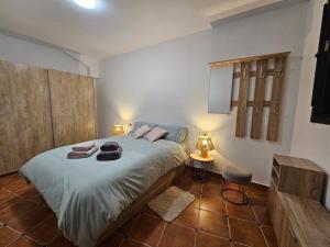 Un dormitorio con una cama con toallas. en Ohanes tu descanso, en Ohanes