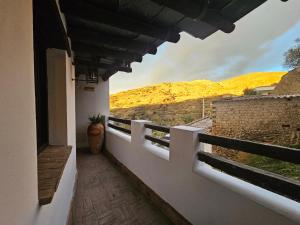un balcón de una casa con vistas a las montañas en Ohanes tu descanso, en Ohanes