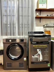 a dryer and a washing machine in a kitchen at Hừng Đông Villa in Khu Chi Lăng