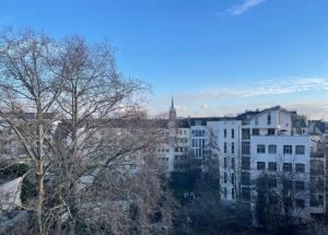 Una vista de una ciudad con edificios y árboles. en Cosy & central flat near Düsseldorf center, en Düsseldorf