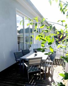 a table and chairs on a patio with a large window at Ferienwohnung Lasse in Glücksburg
