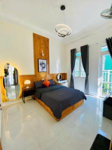 ein Schlafzimmer mit einem großen Bett in einem Zimmer in der Unterkunft Thái Bảo Châu PHT - Homestay in Khu Chi Lăng