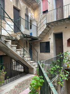 un edificio antiguo con escaleras delante de un edificio en Hierabeb Marettimo, en Trapani