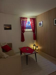 un salon avec un canapé et une table dans l'établissement Quiet and peaceful apartment, close to everything, à Tromsø