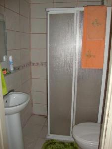 a bathroom with a shower with a toilet and a sink at canakkale Merkez Sefer apartmanı 15 in Canakkale