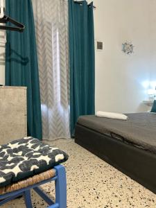 Un dormitorio con una cama y una silla dentro. en Hierabeb Marettimo, en Trapani