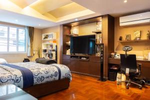 Et tv og/eller underholdning på Luxury 4 KingSize BedRooms - Central & Modern Sukhumvit