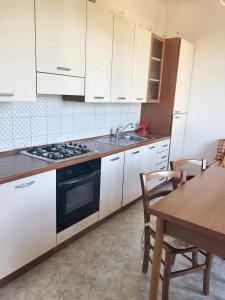 A kitchen or kitchenette at Charming apartment Menfi sea view