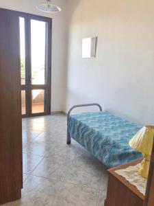 A bed or beds in a room at Charming apartment Menfi sea view
