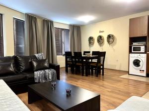 un soggiorno con divano e sala da pranzo di Slope nest Bansko a Bansko