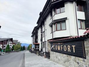 un cartello sul lato di un edificio in una strada di Slope nest Bansko a Bansko