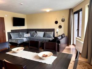 un soggiorno con un divano e un tavolo di Slope nest Bansko a Bansko