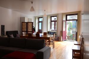 - un salon avec un canapé et une table dans l'établissement Loft Taipas, à Porto