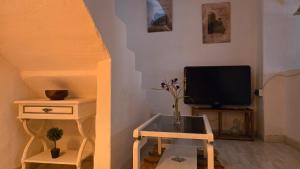 Televízia a/alebo spoločenská miestnosť v ubytovaní Casita Lulu en Almeria