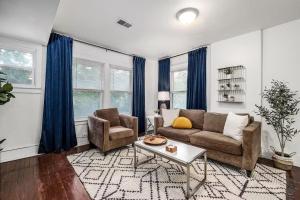 Ruang duduk di Pet-Friendly Furnished Apt Near EMU Free Parking apts +7 gambar