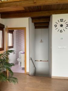 een kamer met een klok aan de muur en een deur bij Casa con vistas impresionantes in A Coruña