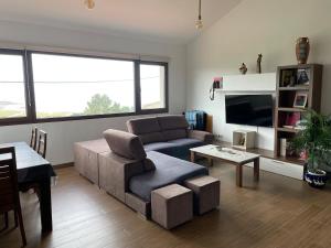 een woonkamer met een bank en een tafel bij Casa con vistas impresionantes in A Coruña