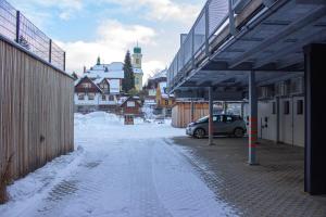 ENJOYHARRACHOV Atraktivní klidné studio 3 v centru Harrachova s parkováním, velkou terasou, Wifi-WLAN, SAT zdarma, možností dobíjení auta, výhledem do zahrady a na romantický kostelík v zimě