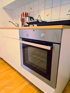 Il comprend une cuisine équipée d'un four et de plaques de cuisson. dans l'établissement Komplette 2-Zimmer Wohnung, à Nuremberg