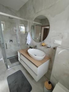 Ένα μπάνιο στο Old Town Paklenica