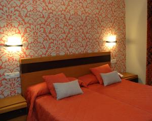 A bed or beds in a room at Hotel HC Sigüenza