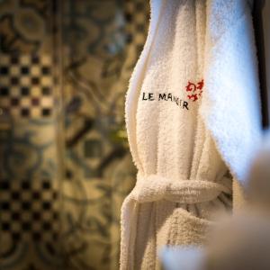 VionnazManoir du Vignoble的一条印有“le marner”字样的白毛巾
