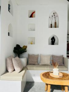 una sala de estar con un sofá y una mesa en Best Deals - New Fancy 2BR Private Pool Villa, en Uluwatu