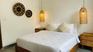 Un dormitorio con una cama y un reloj en la pared. en Best Deals - New Fancy 2BR Private Pool Villa, en Uluwatu
