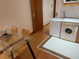マドリードにあるChamartin St calle Mauricio Legendreのランドリールーム(洗濯機、ガラステーブル付) +7枚の写真