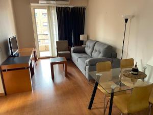 マドリードにあるChamartin St calle Mauricio Legendreのソファとテーブルのあるリビングルーム