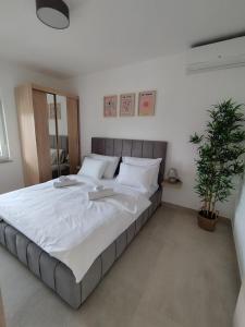 Ένα ή περισσότερα κρεβάτια σε δωμάτιο στο Old Town Paklenica