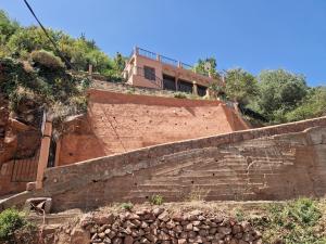 een gebouw bovenop een steunmuur bij Villa Romancia Ourika Vallee in Marrakesh