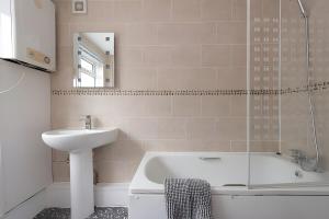 グレーズ・サロックにあるLovely 2 Bed Room House in Graysの洗面台と浴槽のあるバスルーム +22枚の写真