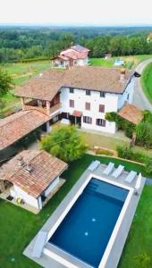Bazén v ubytování Cascina Bella Relais nebo v jeho okolí