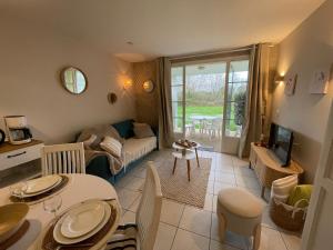 Χώρος καθιστικού στο Charmant logement Port Bourgenay