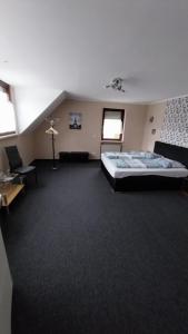 Postel nebo postele na pokoji v ubytování Hotel & Restaurant - Zum Schleicher Kuckuck