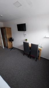 TV a/nebo společenská místnost v ubytování Hotel & Restaurant - Zum Schleicher Kuckuck