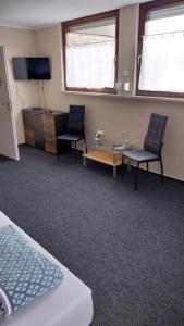 TV a/nebo společenská místnost v ubytování Hotel & Restaurant - Zum Schleicher Kuckuck